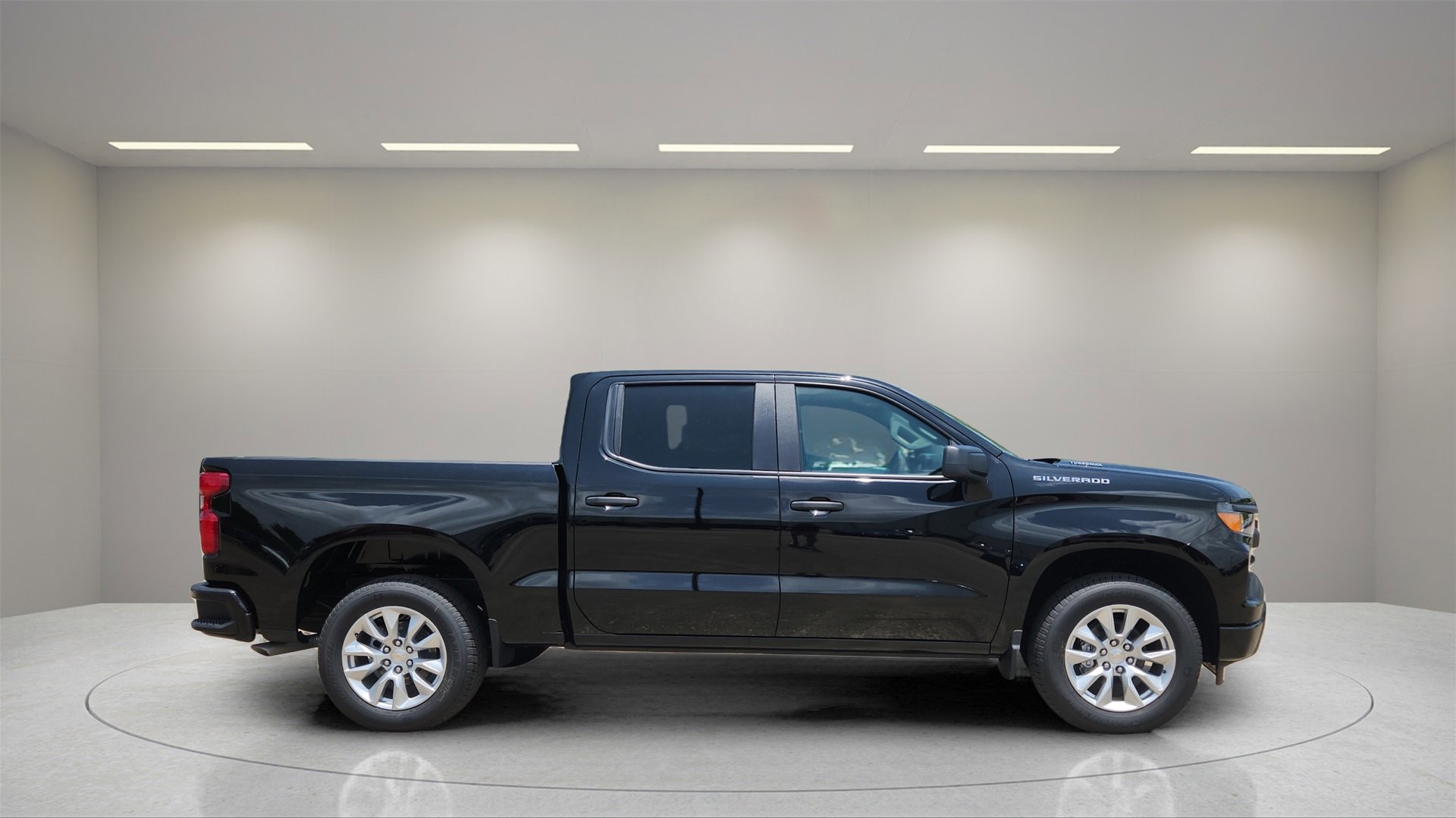 2025 Chevrolet Silverado 1500 Custom photo 2