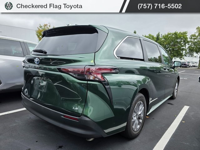 2025 Toyota Sienna LE photo 6
