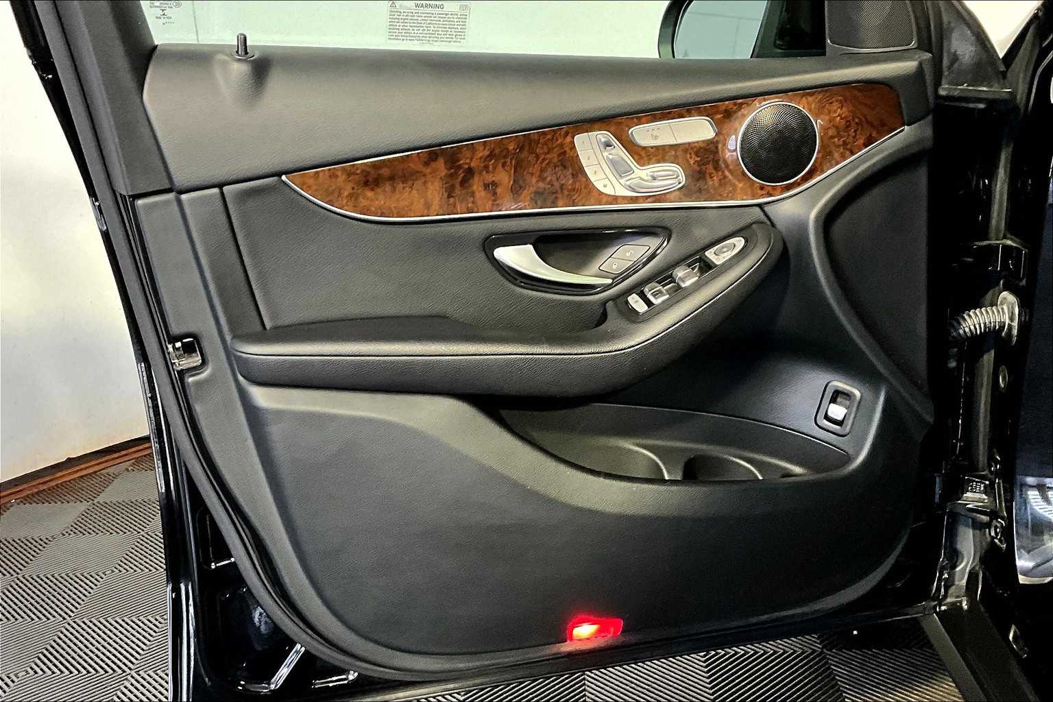 2019 Mercedes Benz GLC 300 4MATIC photo 18
