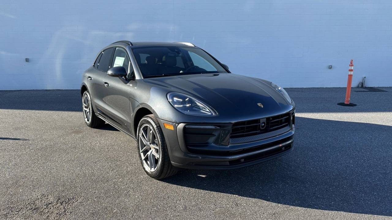 2025 Porsche Macan Base photo 2
