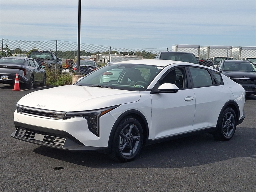 2025 Kia K4 LXS photo 2