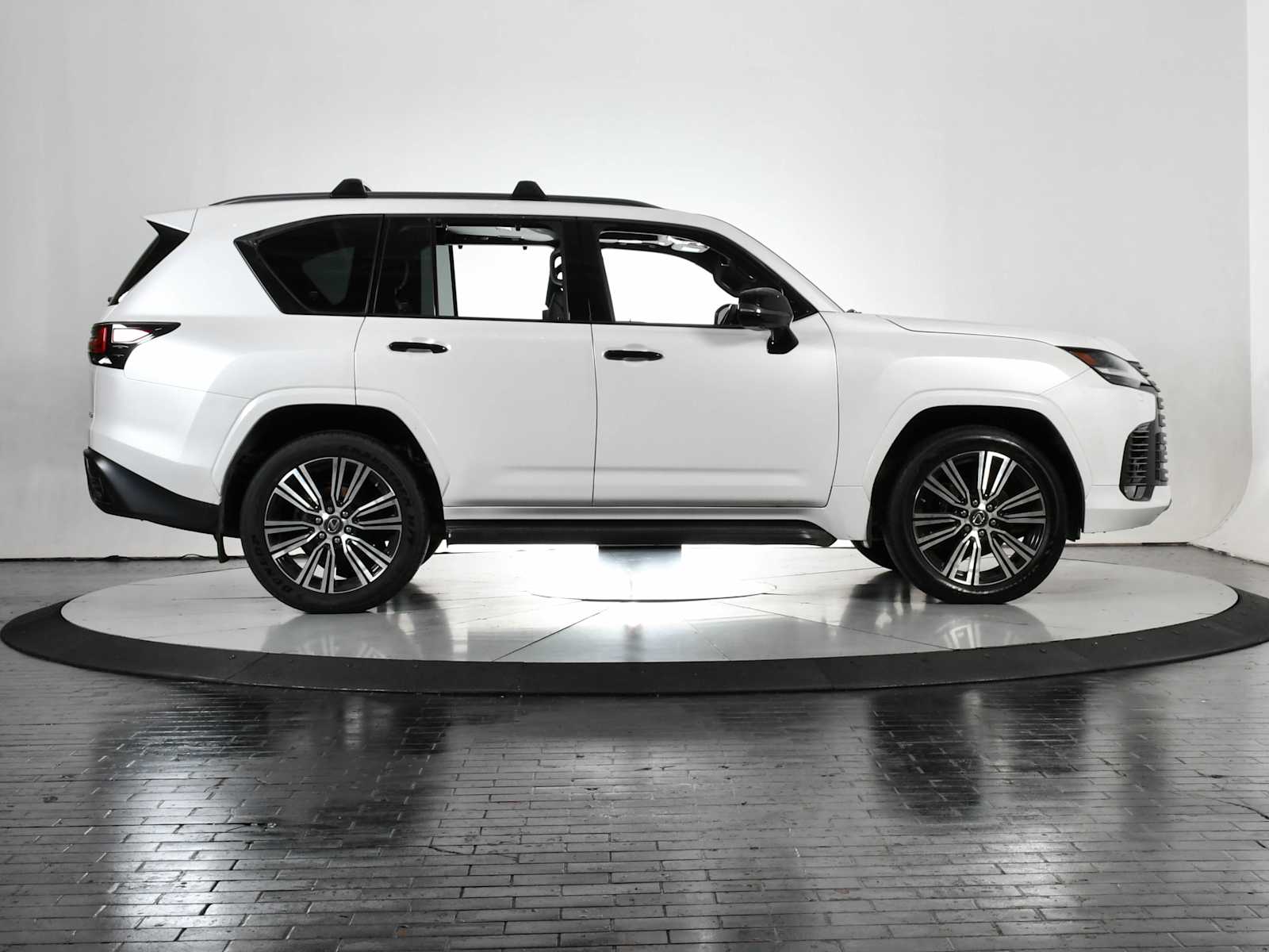2023 Lexus LX 600 Luxury photo 4