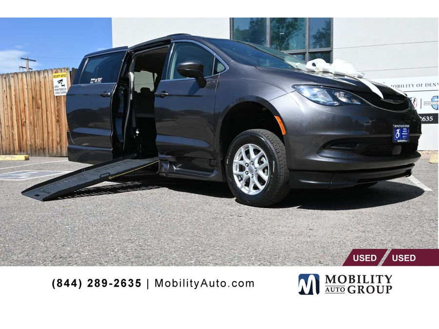 2021 Chrysler Voyager's photo