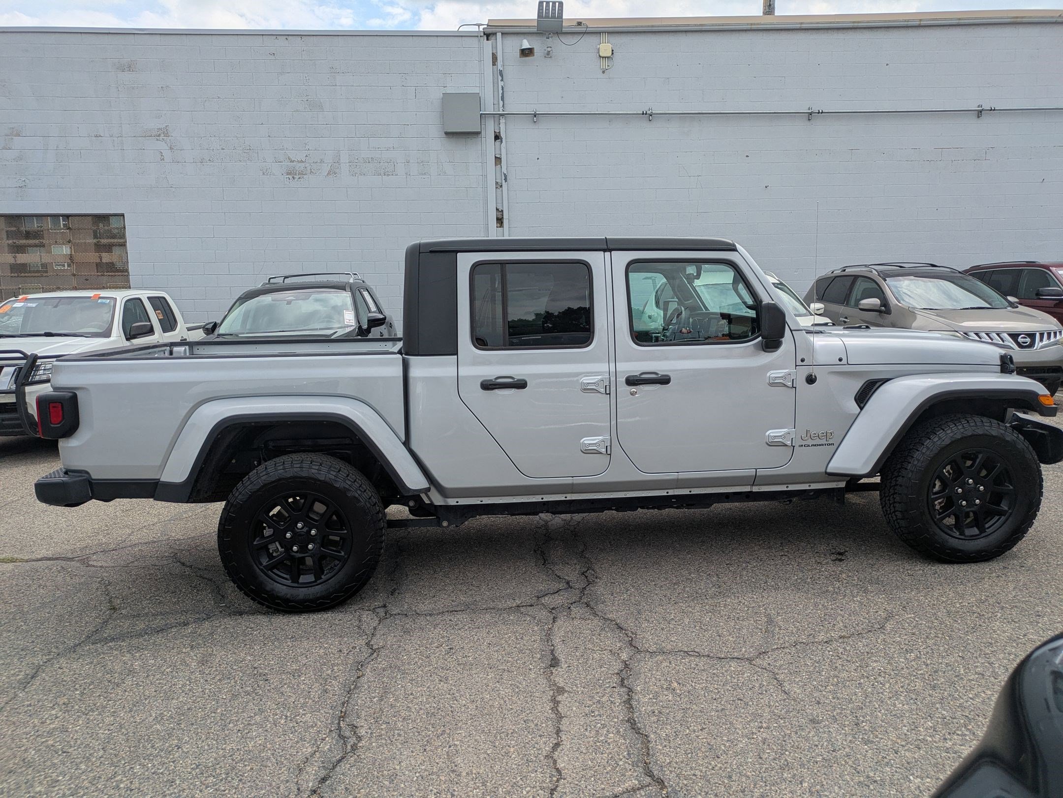 2023 Jeep Gladiator Overland photo 2
