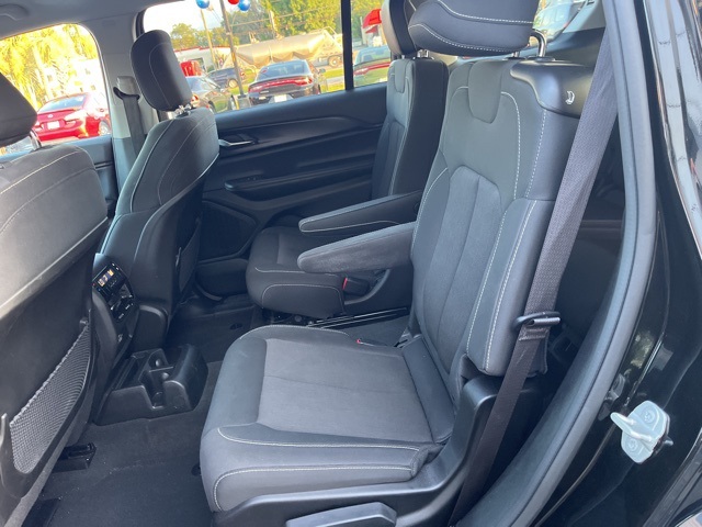 2023 Jeep Grand Cherokee Laredo photo 13