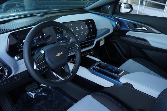 2025 Chevrolet Equinox EV 1LT photo 2