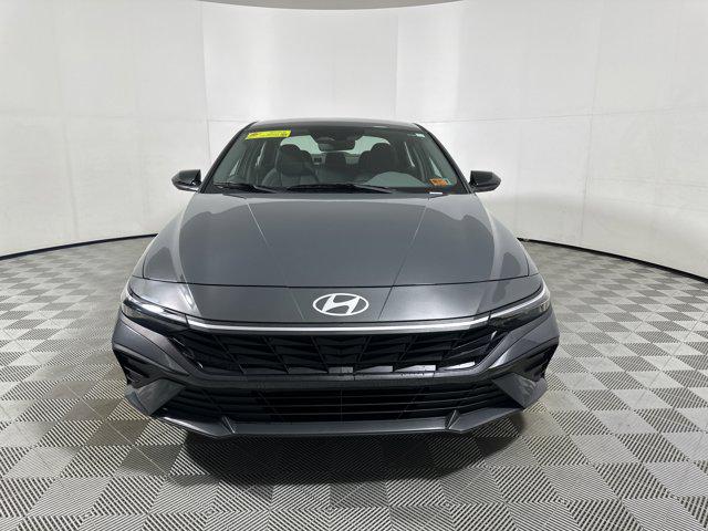 2025 Hyundai Elantra SEL Sport photo 2