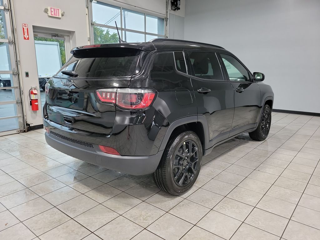 2026 Jeep Compass Latitude photo 2