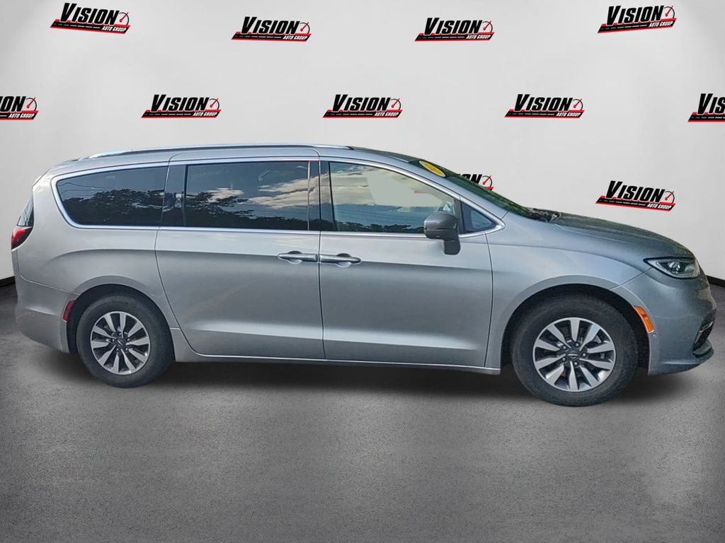 2021 Chrysler Pacifica Hybrid Touring L photo 4