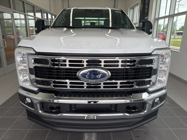 2025 Ford F-350 XLT photo 2