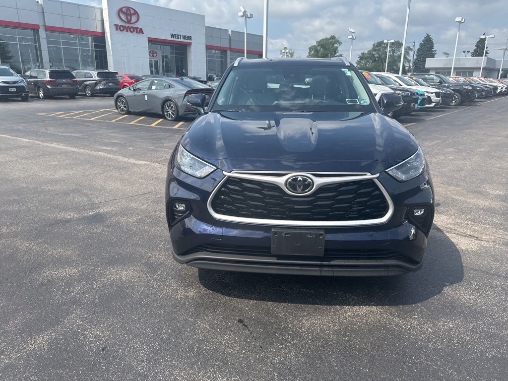 2022 Toyota Highlander XLE photo 2