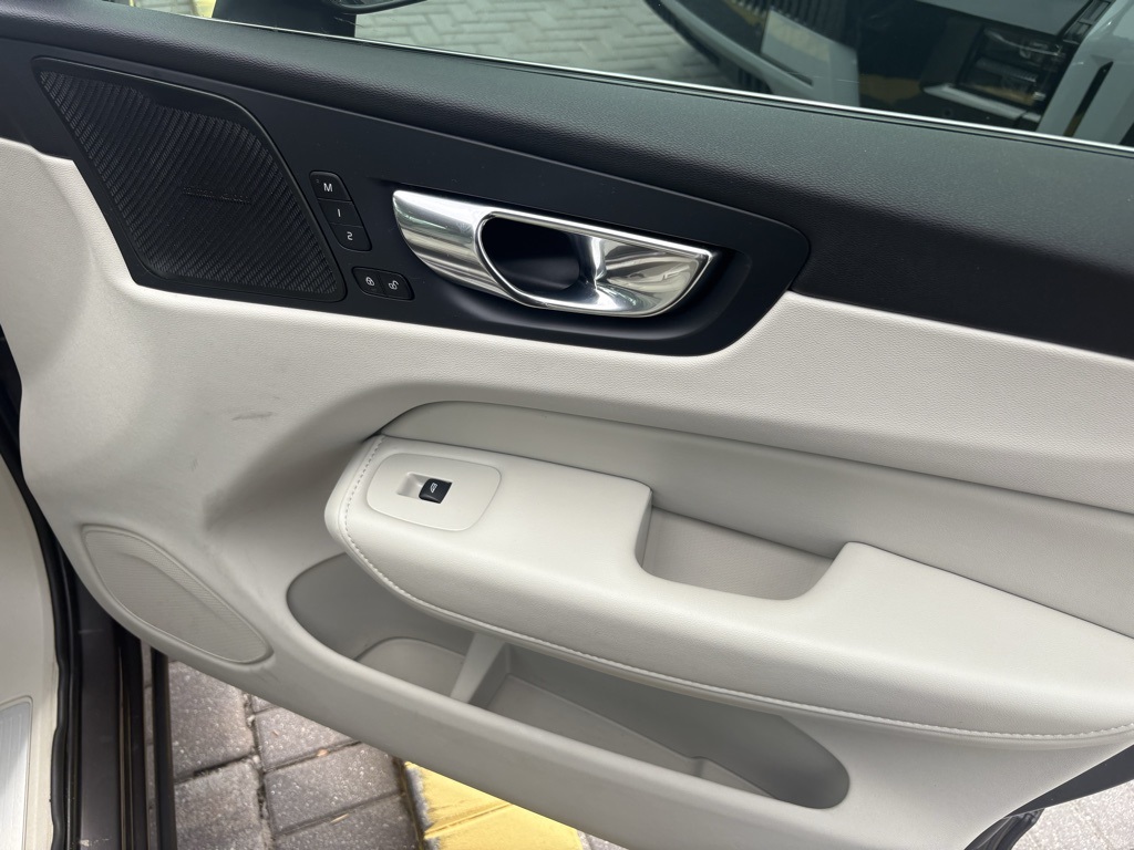 2022 Volvo XC60 B5 Inscription photo 42