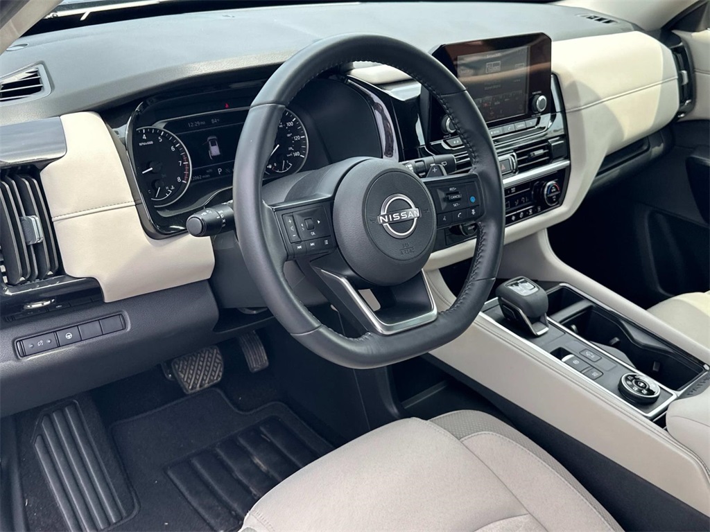 2024 Nissan Pathfinder SV photo 2