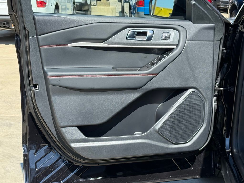 2025 Ford Explorer ST-Line photo 14