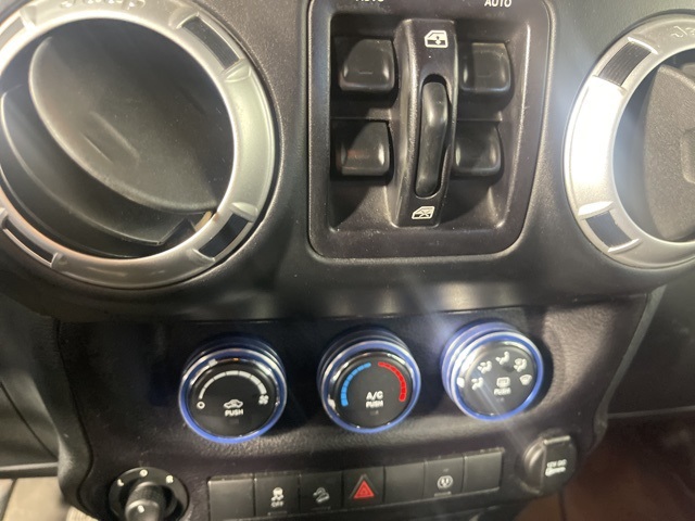 2015 Jeep Wrangler Unlimited Rubicon photo 29