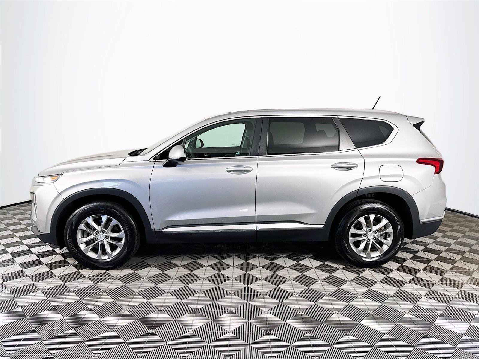 2020 Hyundai Santa Fe SE photo 4