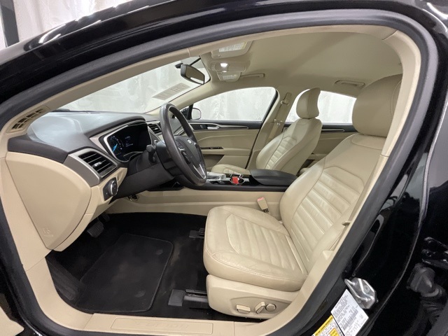 2016 Ford Fusion SE photo 9