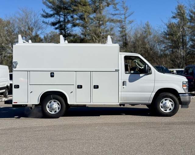 2025 Ford E-350 Base photo 3