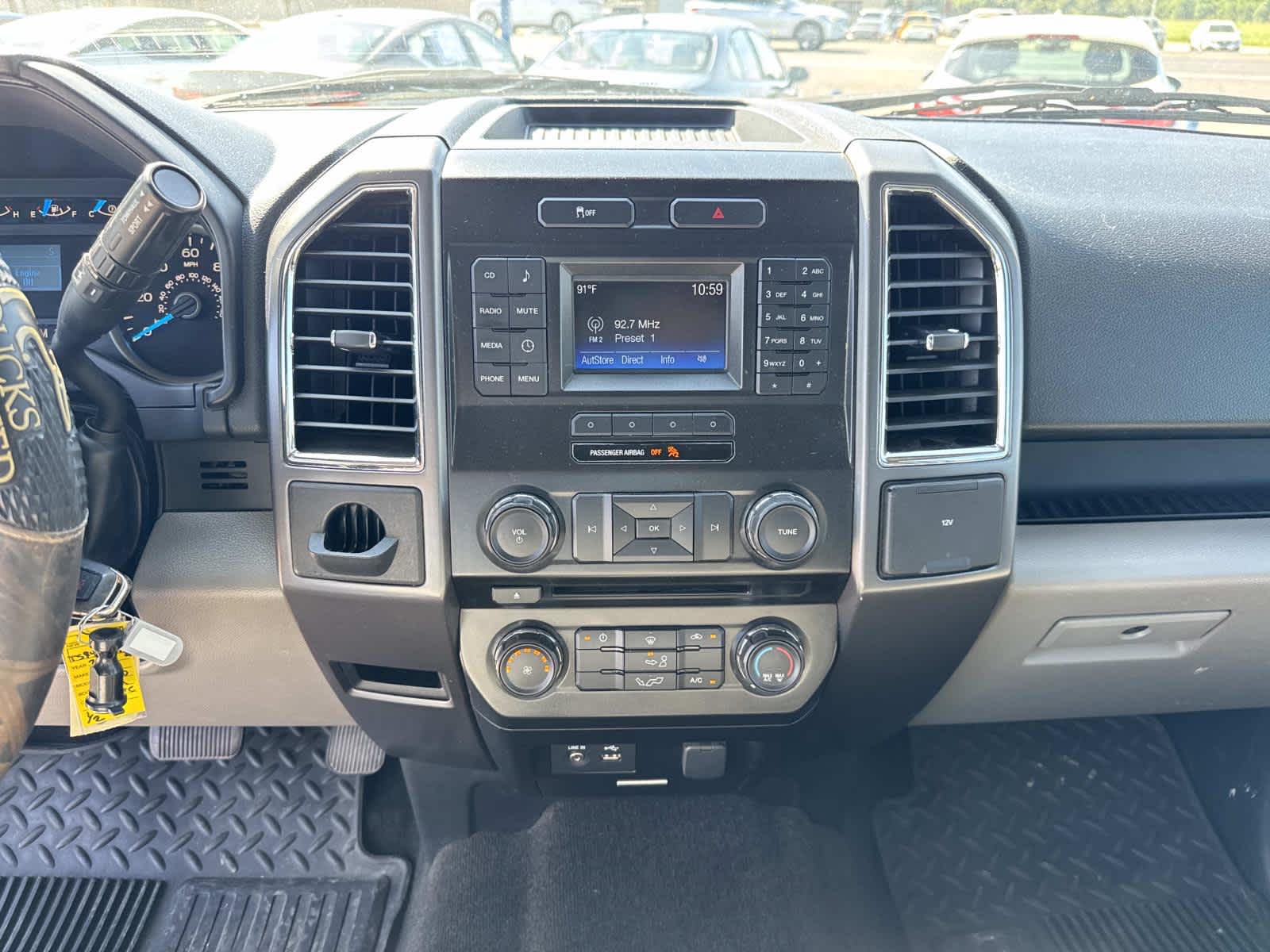 2015 Ford F-150 XLT photo 40