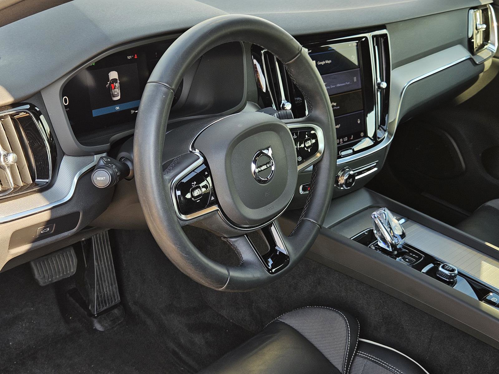 2024 Volvo S60 B5 AWD Plus Black Edition photo 23