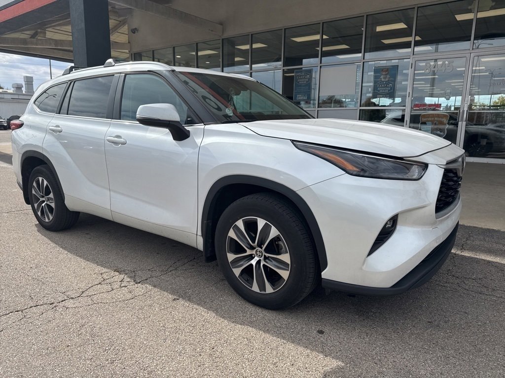 2023 Toyota Highlander XLE photo 2