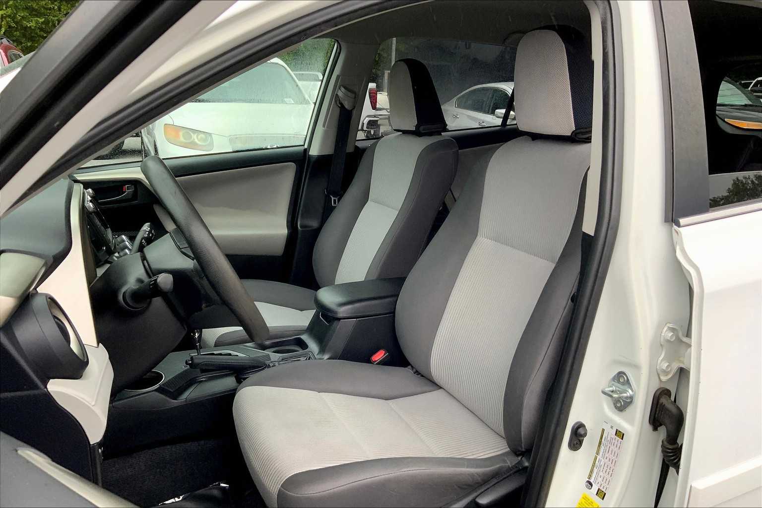 2015 Toyota RAV4 LE photo 7