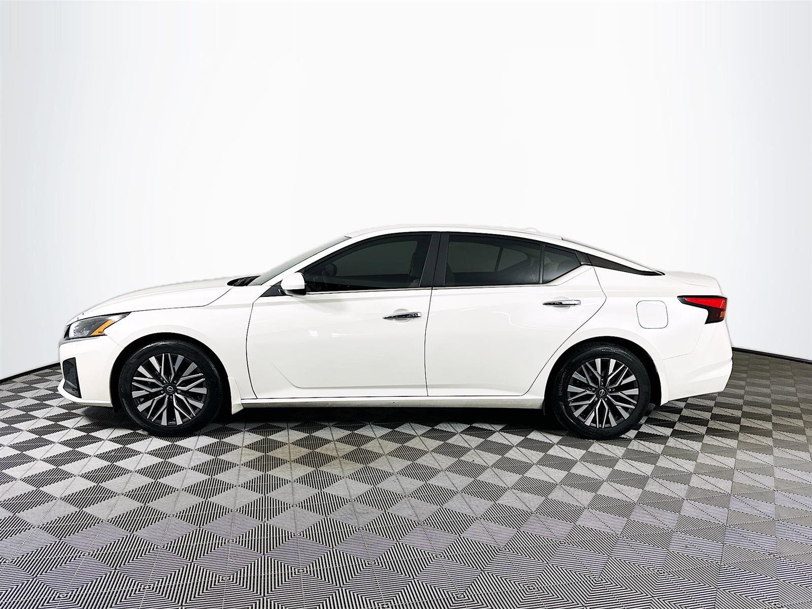 2023 Nissan Altima 2.5 SV photo 4