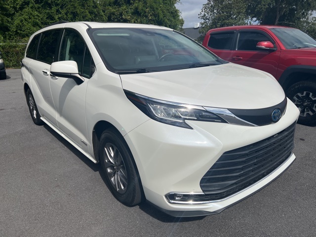 2021 Toyota Sienna XLE photo 2