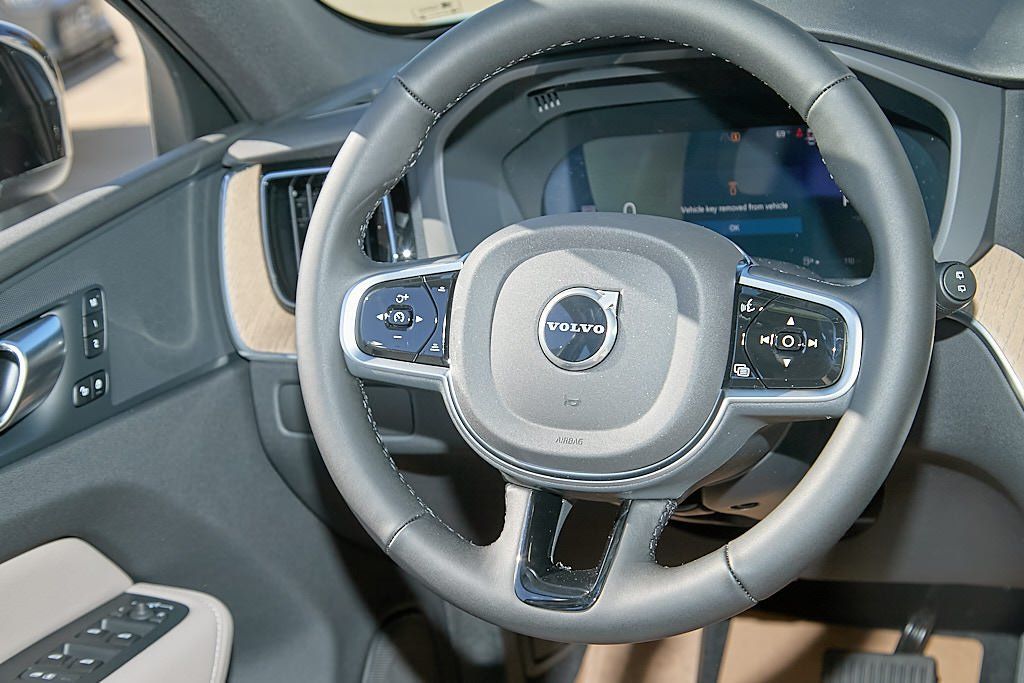2026 VOLVO XC60 - Image 24