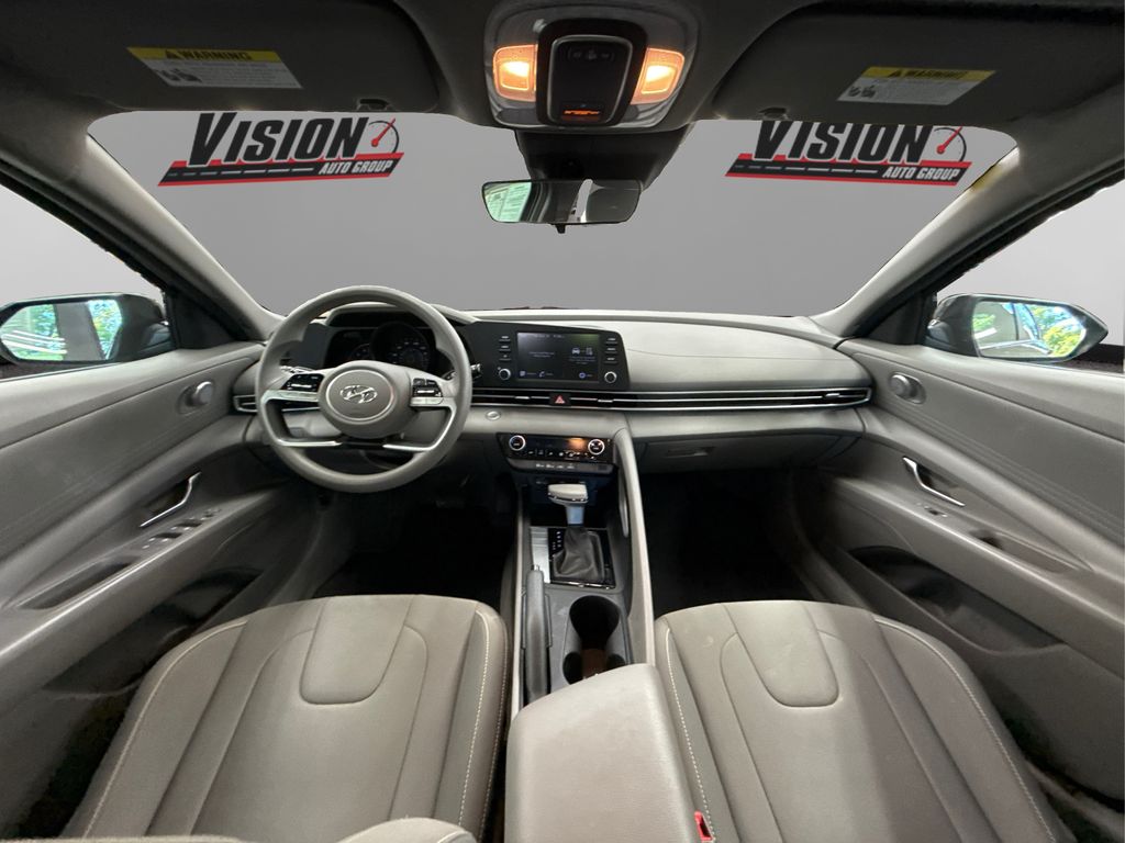2022 Hyundai Elantra SEL photo 24
