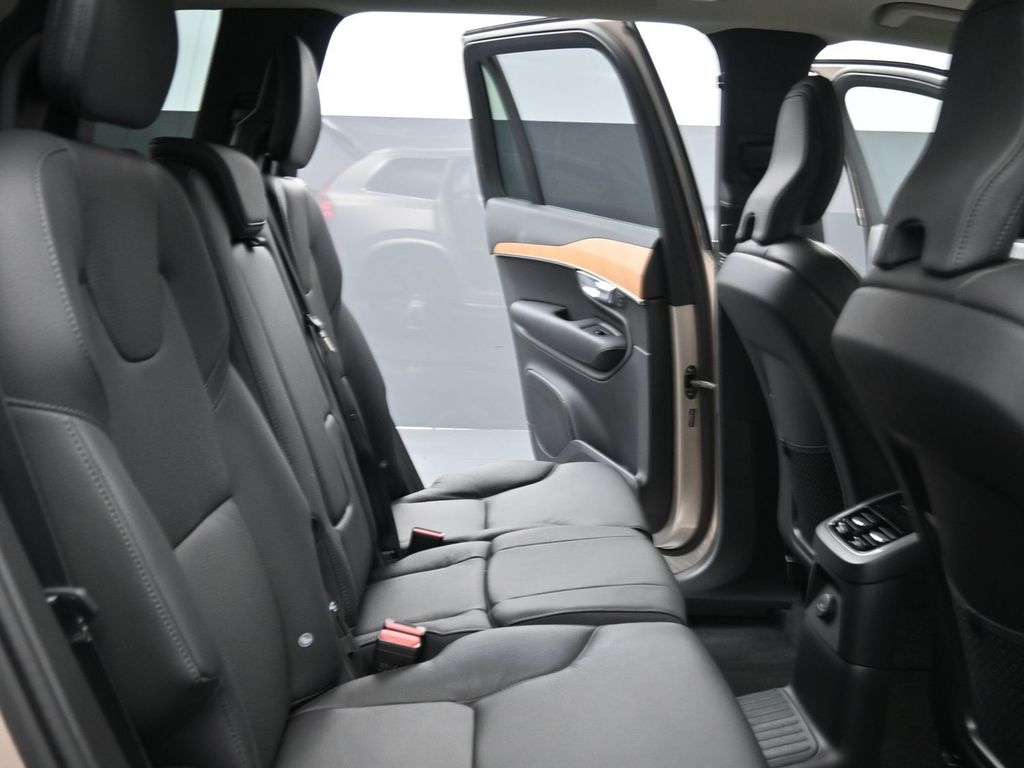 2025 Volvo XC90 T8 Plus photo 11