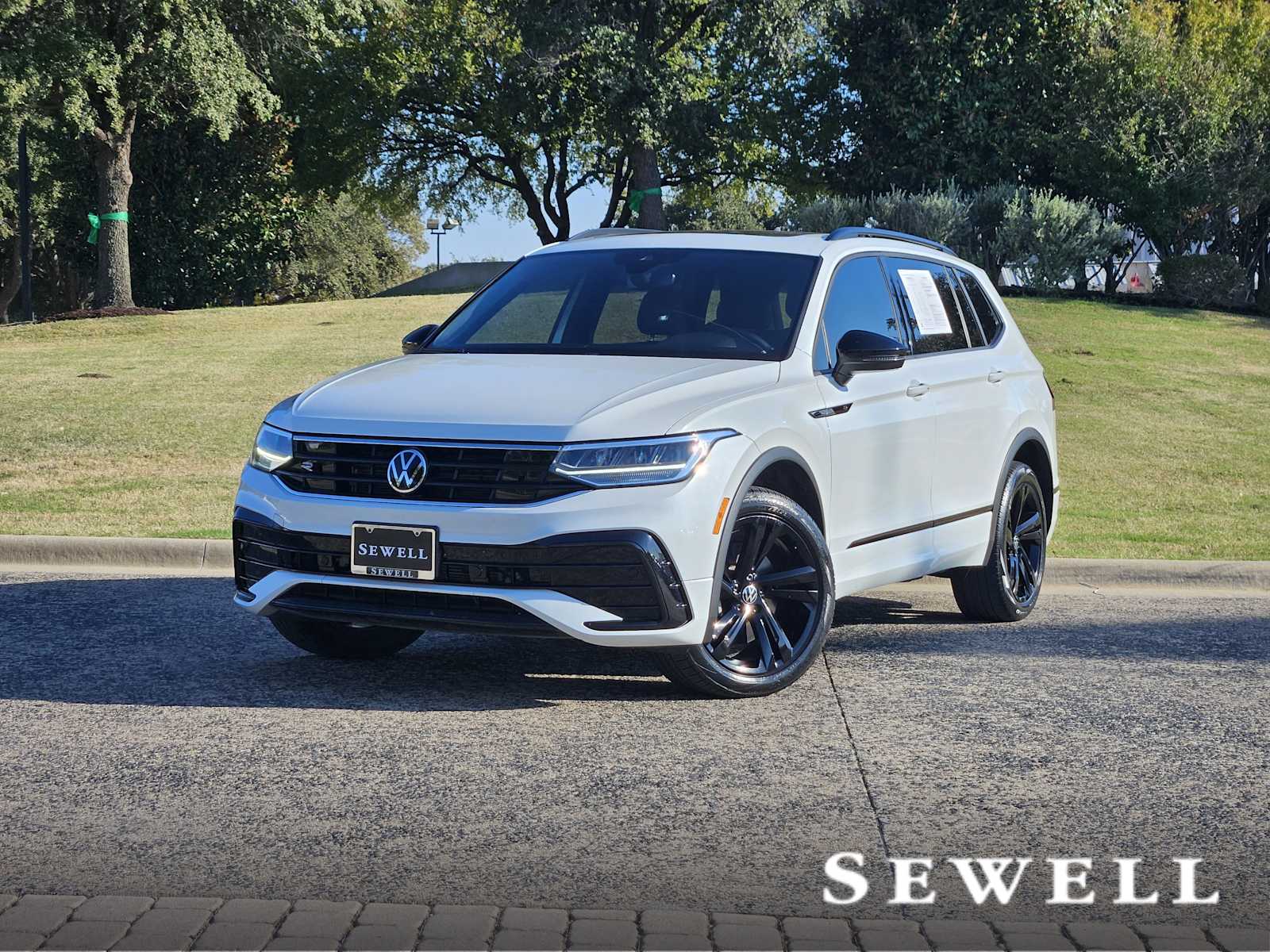 2023 Volkswagen Tiguan SE R-LINE BLACK's photo