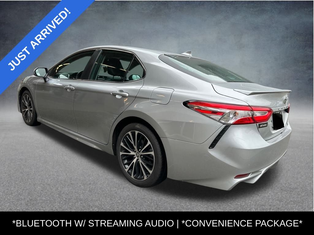 2020 Toyota Camry SE photo 3