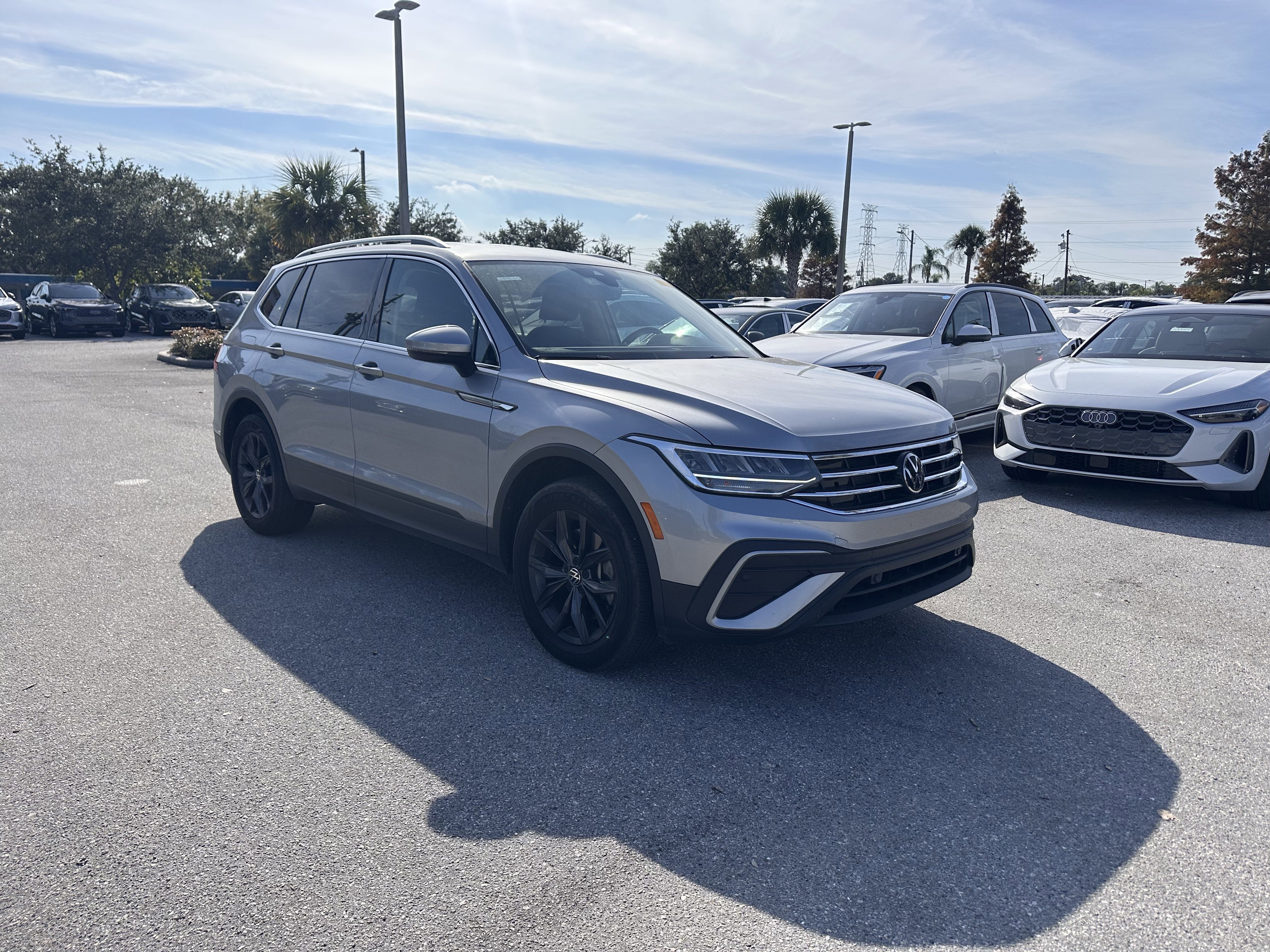 2023 Volkswagen Tiguan SE's photo