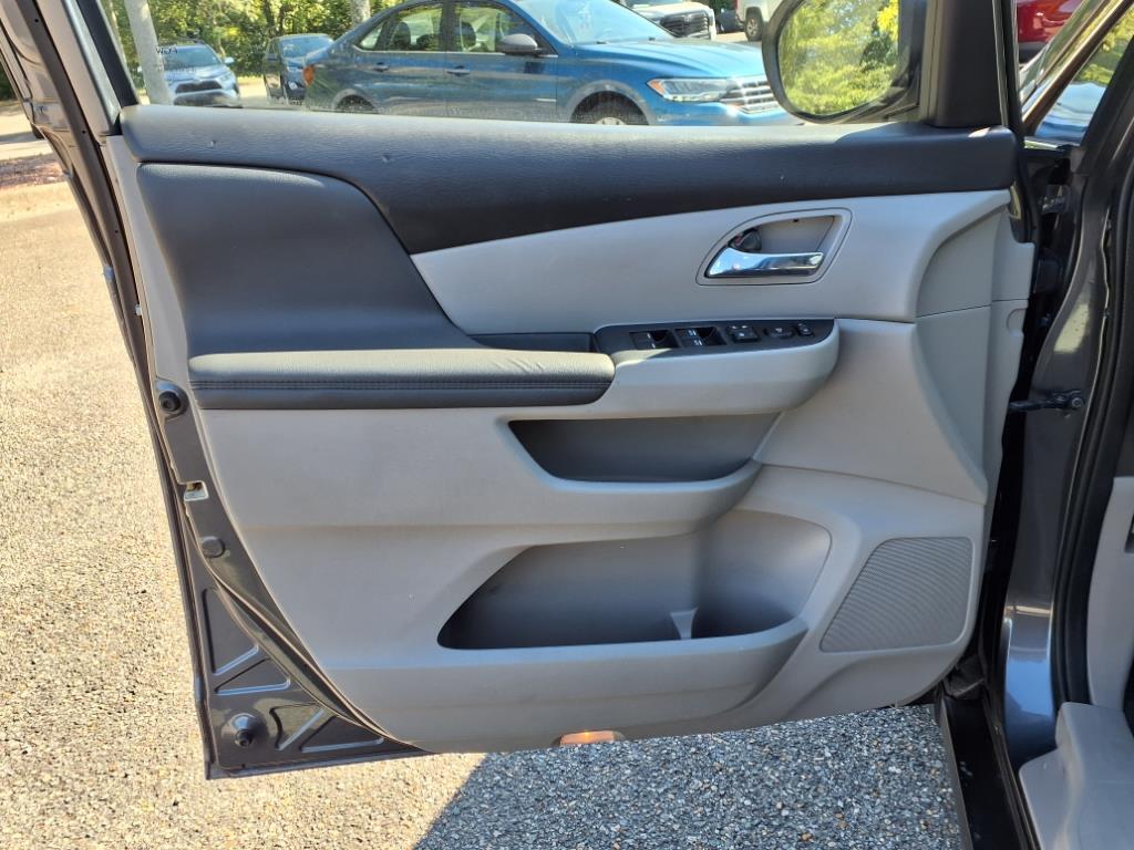 2016 Honda Odyssey LX photo 10