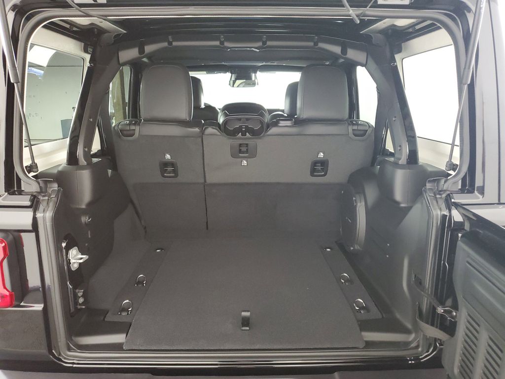 2025 Jeep Wrangler Sahara photo 27