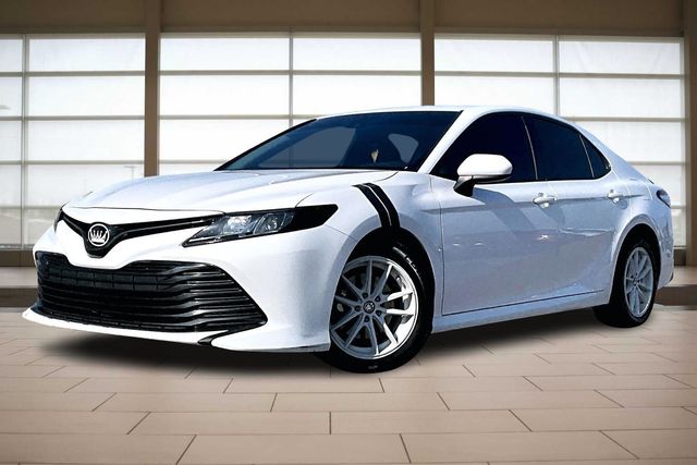 2019 Toyota Camry LE's photo