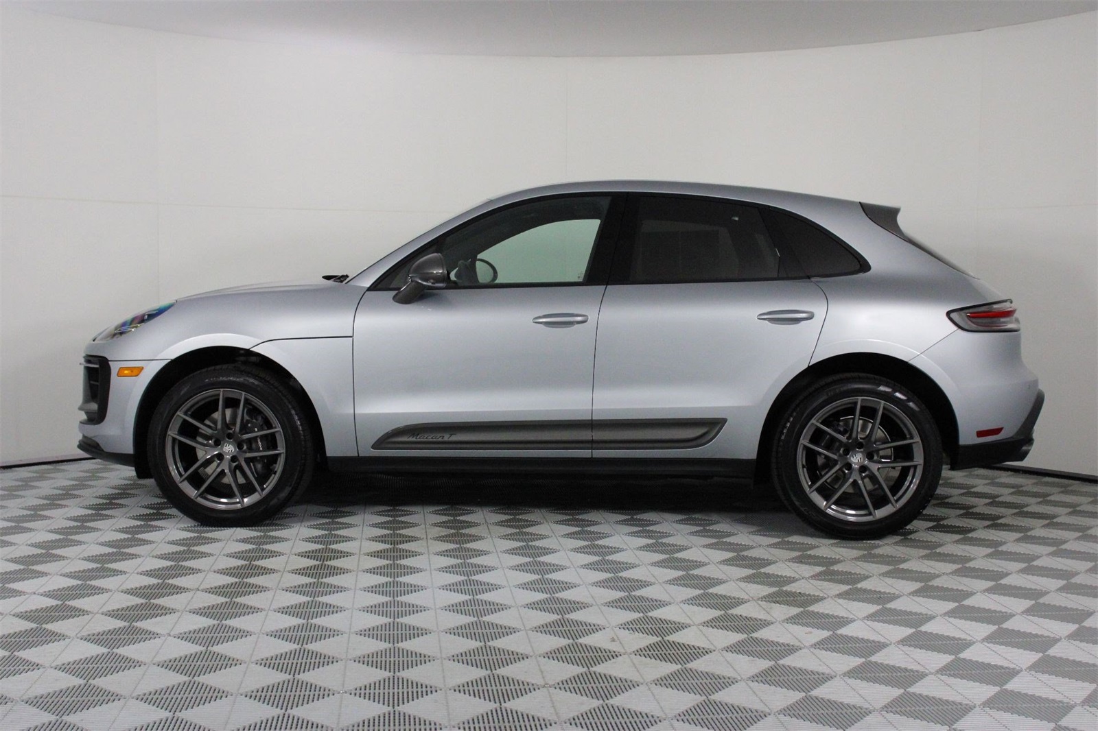 2025 Porsche Macan T photo 2
