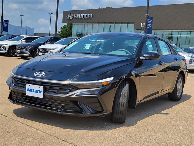 2025 Hyundai Elantra SE photo 2