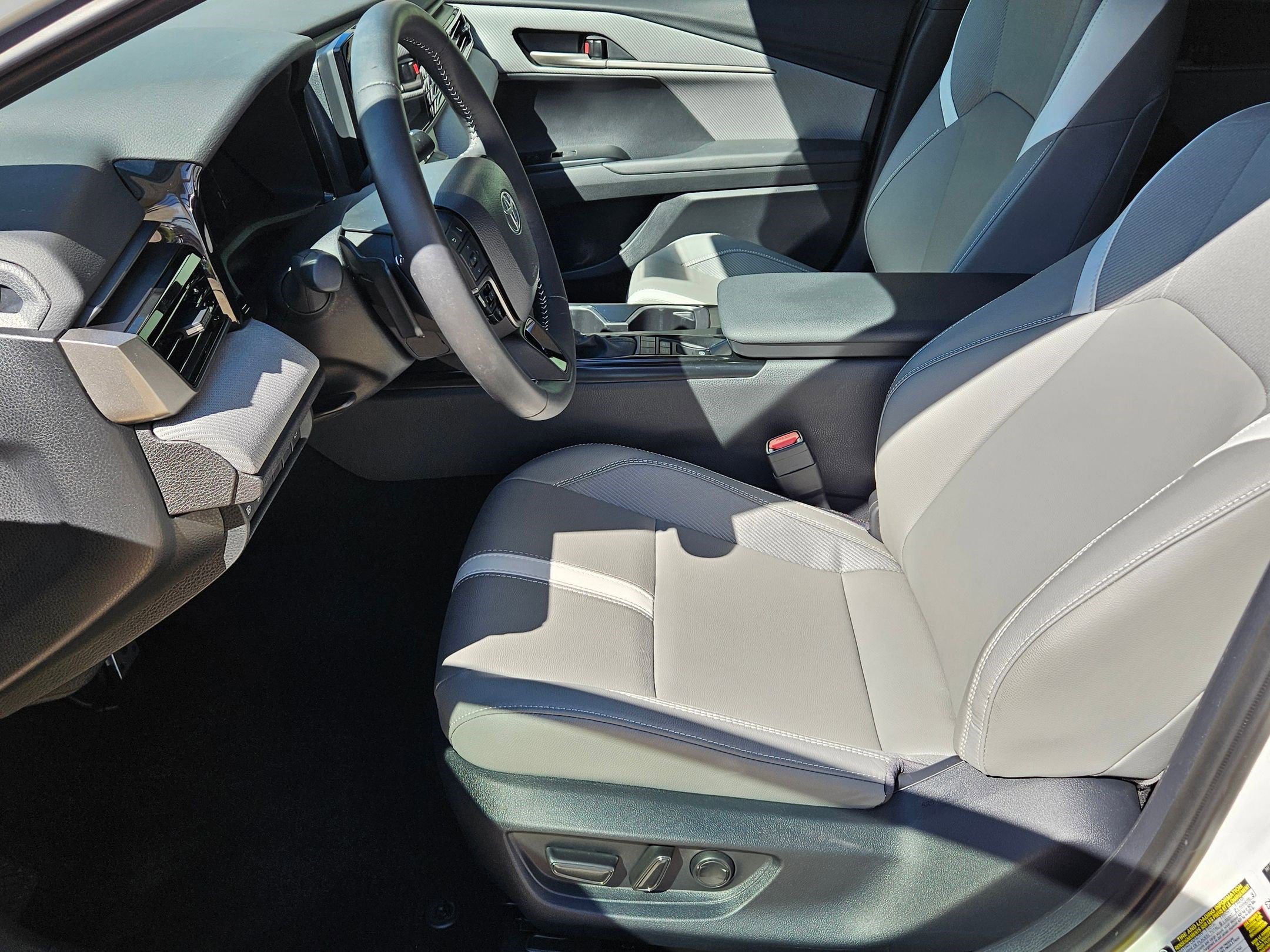 2025 Toyota Camry SE photo 15