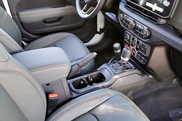 New 2025 Bright White Clear-Coat Exterior Paint Jeep Mojave image 15