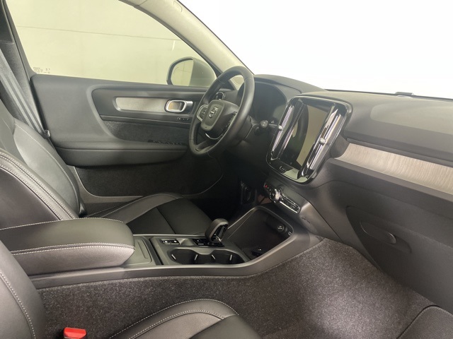 2025 Volvo XC40 Core photo 12