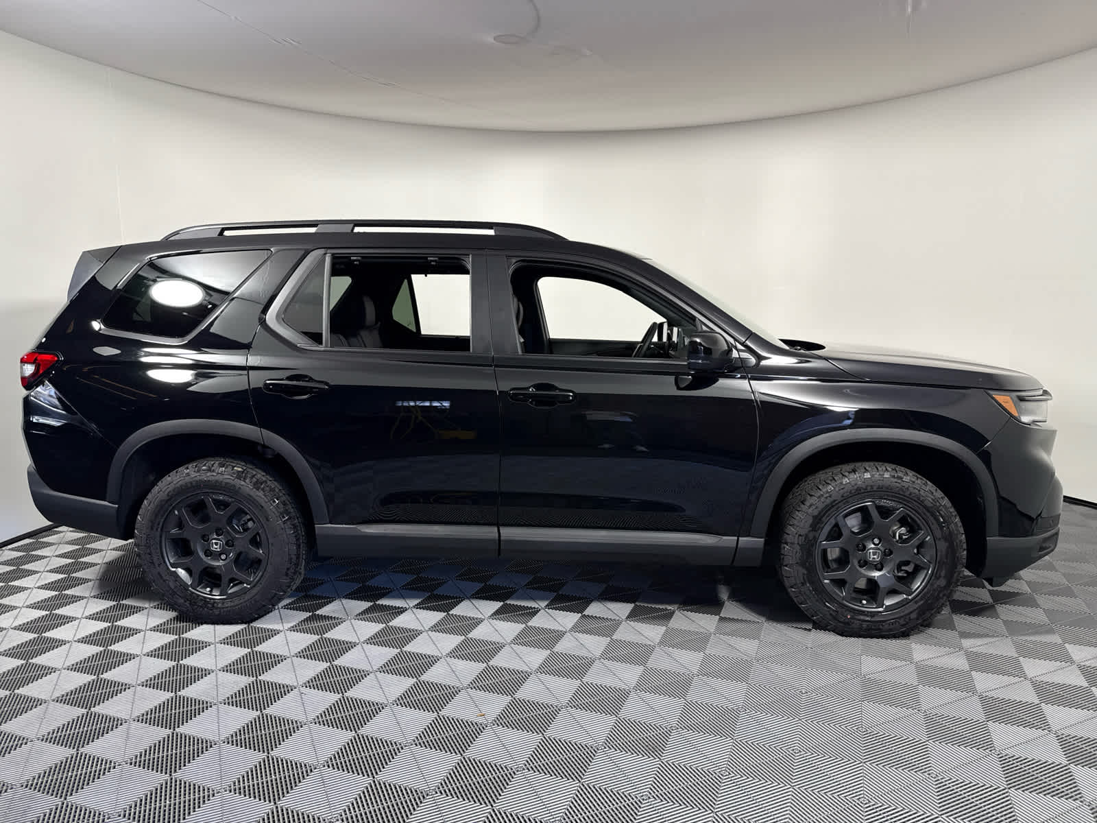 2025 Honda Pilot TrailSport photo 9