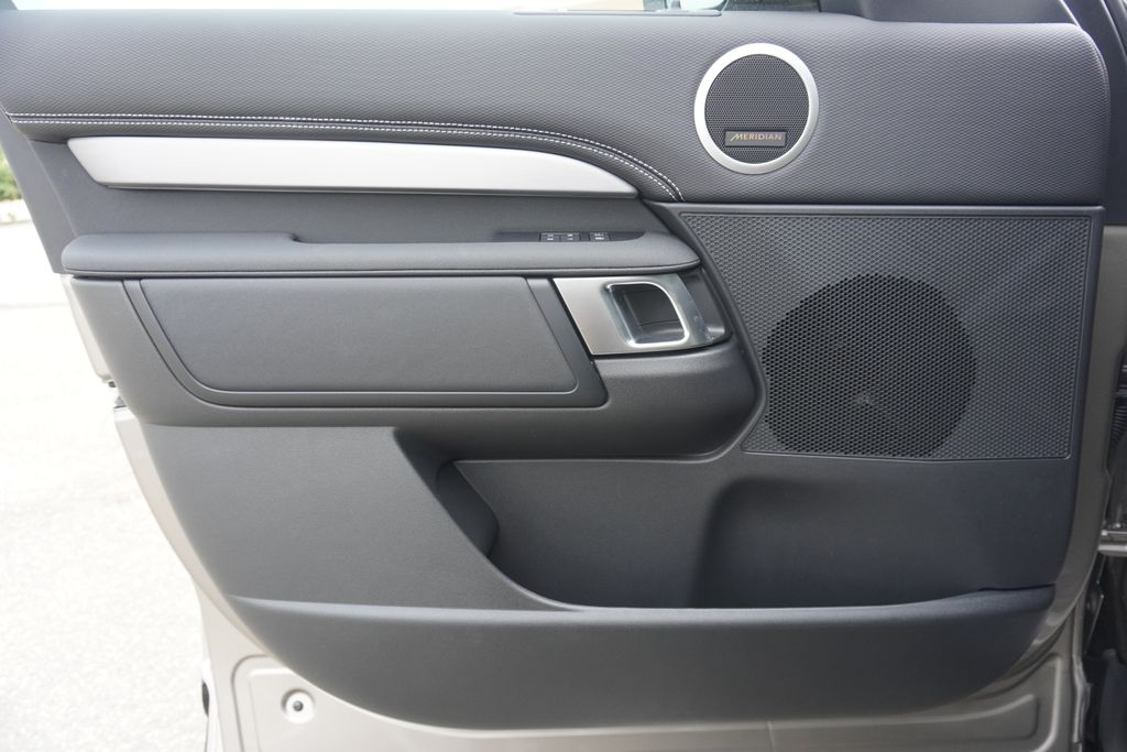 2025 Land Rover Discovery SE photo 17