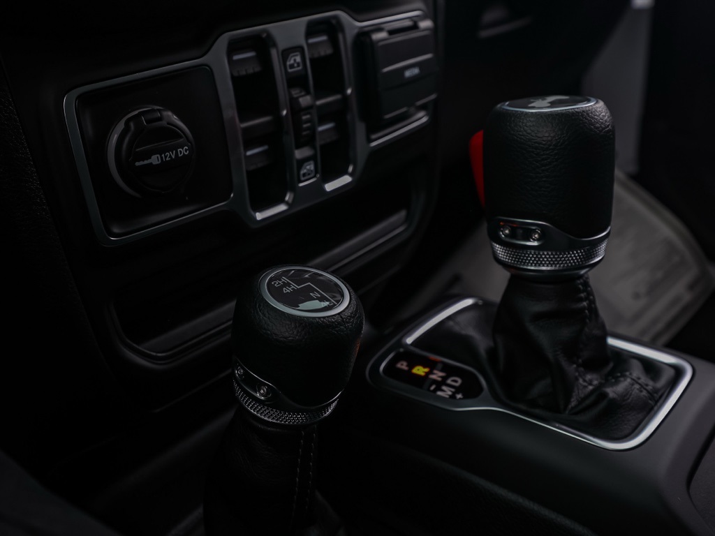 New 2026 Bright White Clear-Coat Exterior Paint Jeep Sport S image 30