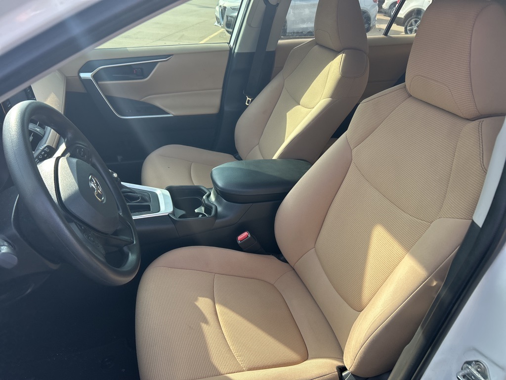 2021 Toyota RAV4 LE photo 7