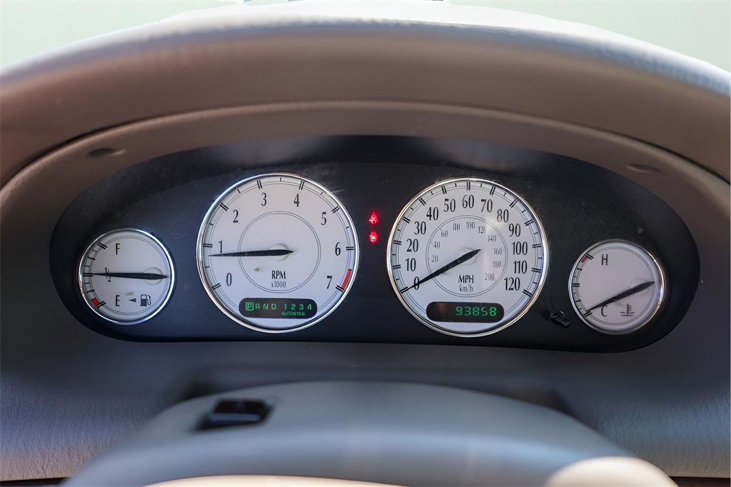 2004 Chrysler 300 photo 10