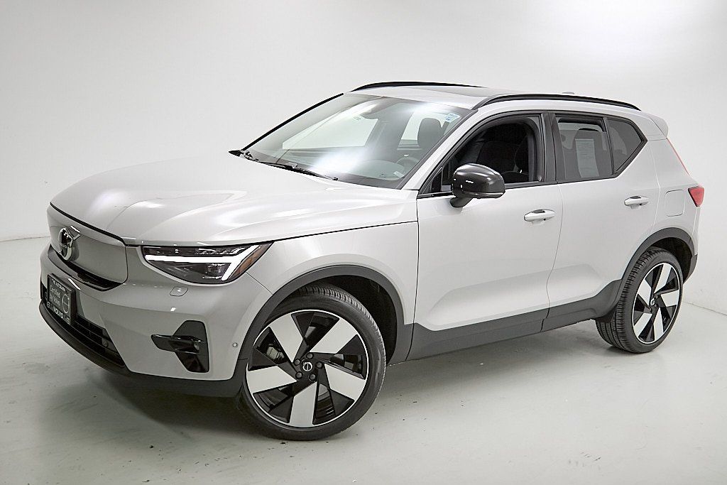 2023 VOLVO XC40 - Image 2