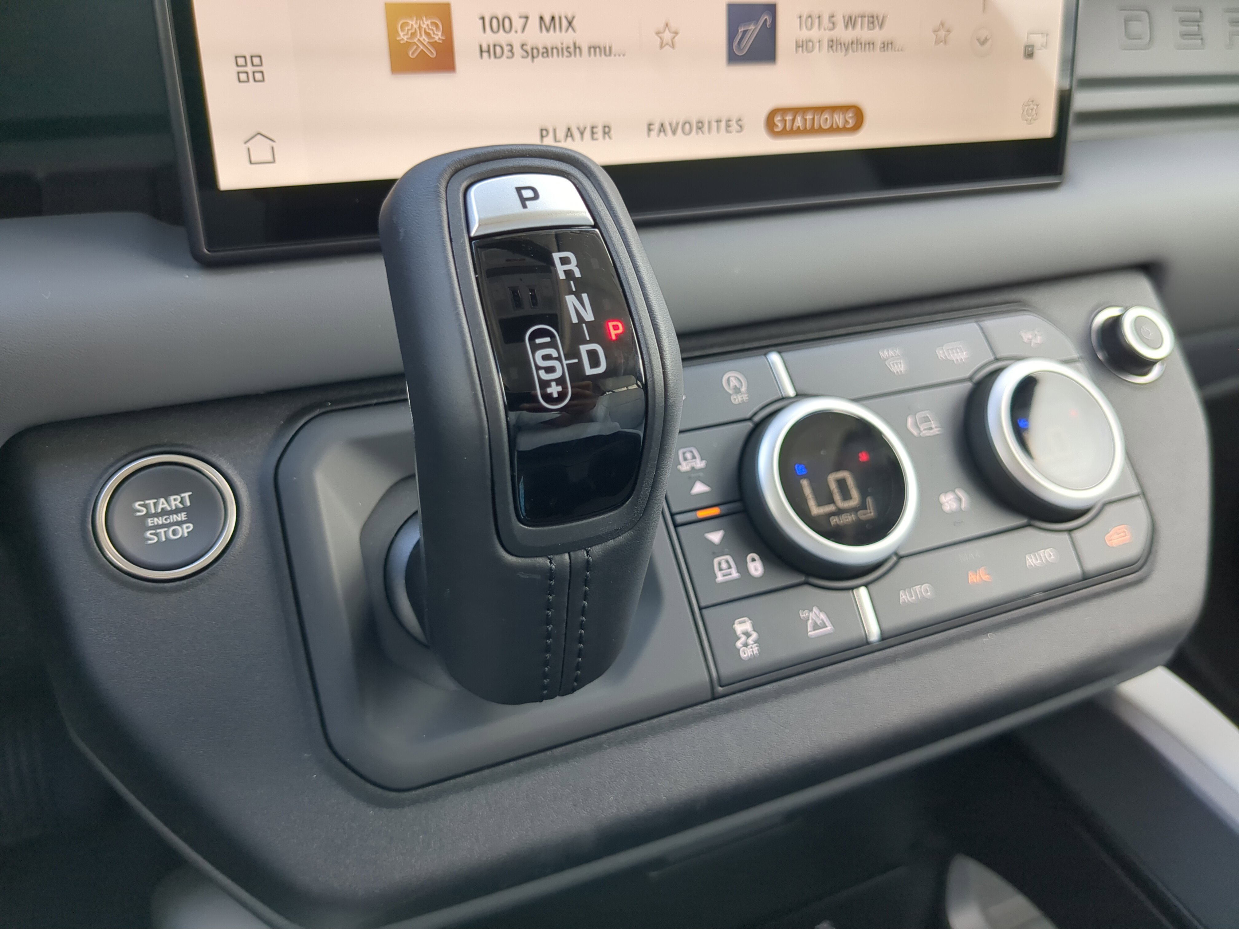 2025 Land Rover Defender 110 X-Dynamic SE photo 17