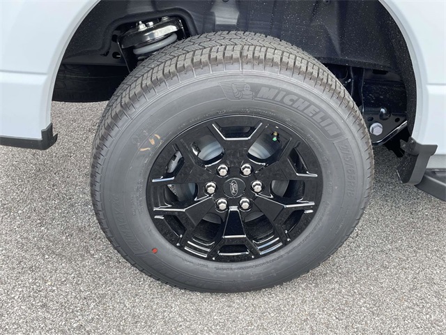 2025 Ford F-150 Lightning XLT photo 4